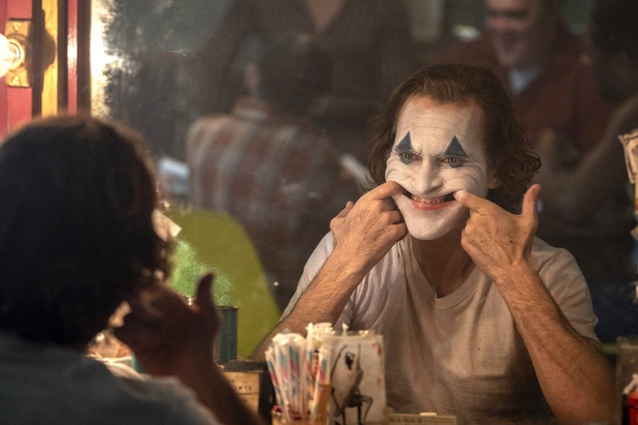 Arthur Fleck (Joaquim Phoenix) puts on a happy face in the movie Joker.